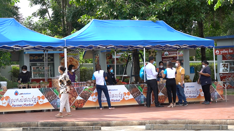 ការដាក់លក់ផលិតផលខ្មែរ ក្នុងស្ថាននីយប្រេងឥន្ធនៈ ភីធីធី ស្គន់ នៅលើផ្លូវជាតិលេខ៦ អា ដែលជាស្ថាននីយដំបូងក្នុងការអនុវត្តគម្រោងផ្សារកសិផលខ្មែរនេះ ។