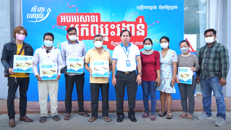 លោក យុន ផន នាយកប្រតិបត្តិក្រុមហ៊ុន លីហួរ វេរលុយ និងបង​ប្អូនអ្នកឈ្នះរង្វាន់ពី លីហួរ វេរឈ្នះ