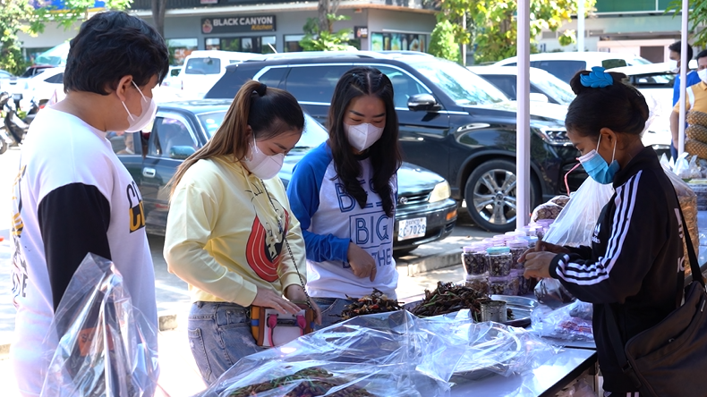 ការដាក់លក់ផលិតផលខ្មែរ ក្នុងស្ថាននីយប្រេងឥន្ធនៈ ភីធីធី ស្គន់ នៅលើផ្លូវជាតិលេខ៦ អា ដែលជាស្ថាននីយដំបូងក្នុងការអនុវត្តគម្រោងផ្សារកសិផលខ្មែរនេះ ។