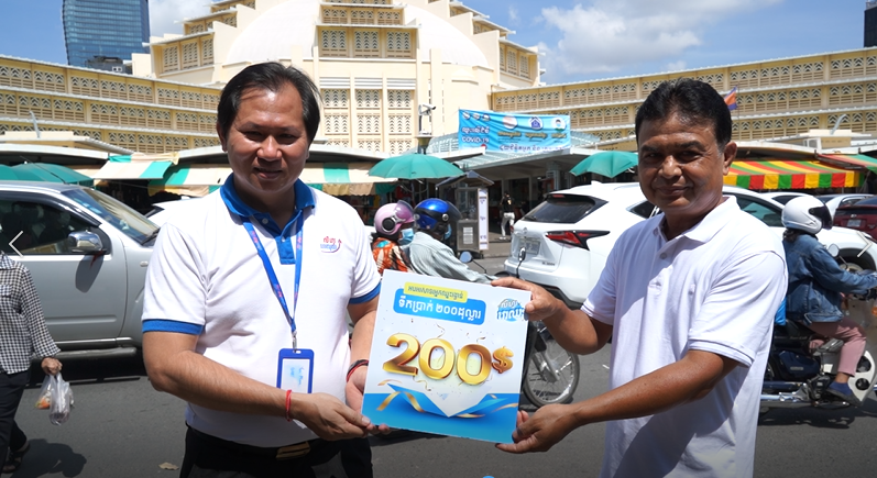 លោក ពុធ សាមុតថា អាជីវករលក់ដូក្នុងផ្សារធំថ្មី ជាអ្នកឈ្នះរង្វាន់ពី លីហួរ វេរឈ្នះ