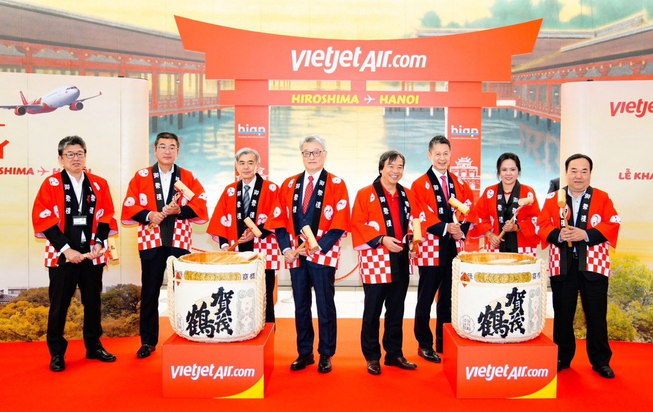 Consul_General_of_Vietnam_in_Fukuoka_Vu_Chi_Mai_2nd,_right,_Governor