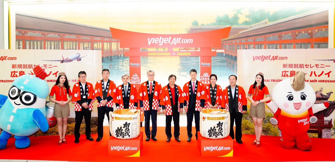 Consul_General_of_Vietnam_in_Fukuoka_Vu_Chi_Mai_3rd,_right,_Governor (2)