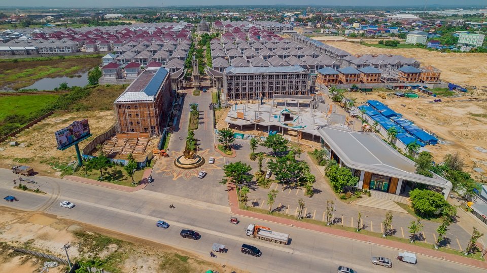 គម្រោងអភិវឌ្ឍលំនៅឋានទំនើបចម្រុះដ៏លេចធ្លោមួយរបស់បុរី ប៉េង ហួត គឺដឹស្តា មេរាហ្កាដិន នៅតាមបណ្ដោយផ្លូវ50ម៉ែត្រ