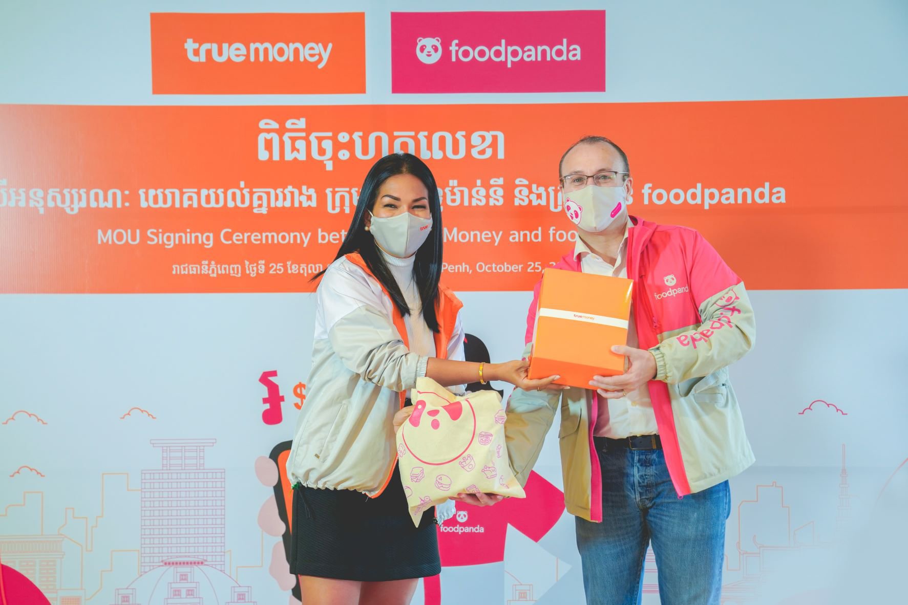 អនុស្សារណៈនៃការយោគយល់ (MoU) ដែលធ្វើឡើងនៅការិយាល័យកណ្តាលរបស់ក្រុមហ៊ុន ទ្រូម៉ាន់នី ក្រុមហ៊ុនដឹកជញ្ជូនអាហារ foodpanda នៅថ្ងៃទី២៥ ខែតុលា ឆ្នាំ២០២១
