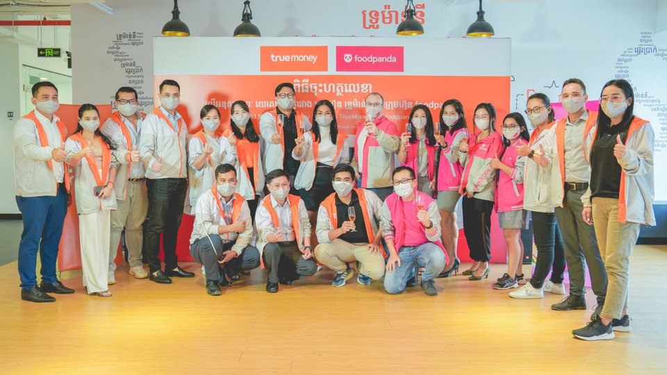 អនុស្សារណៈនៃការយោគយល់ (MoU) ដែលធ្វើឡើងនៅការិយាល័យកណ្តាលរបស់ក្រុមហ៊ុន ទ្រូម៉ាន់នី ក្រុមហ៊ុនដឹកជញ្ជូនអាហារ foodpanda នៅថ្ងៃទី២៥ ខែតុលា ឆ្នាំ២០២១