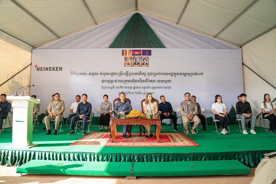 ក្រុមហ៊ុន ហ៊ិននីគែន ខេមបូឌា ផ្តល់ជូនអំពូលថាមពលពន្លឺព្រះអាទិត្យសម្រាប់បំភ្លឺផ្លូវក្នុងខណ្ឌច្បារអំពៅ