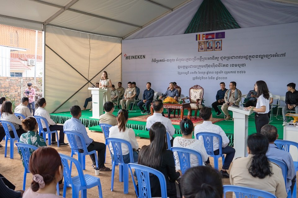 ក្រុមហ៊ុន ហ៊ិននីគែន ខេមបូឌា ផ្តល់ជូនអំពូលថាមពលពន្លឺព្រះអាទិត្យសម្រាប់បំភ្លឺផ្លូវក្នុងខណ្ឌច្បារអំពៅ