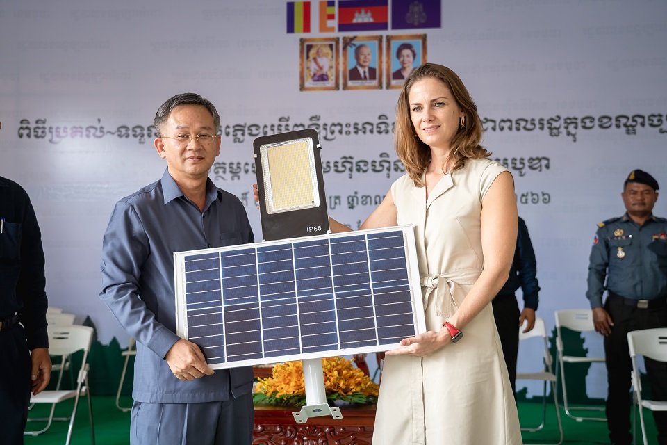 ក្រុមហ៊ុន ហ៊ិននីគែន ខេមបូឌា ផ្តល់ជូនអំពូលថាមពលពន្លឺព្រះអាទិត្យសម្រាប់បំភ្លឺផ្លូវក្នុងខណ្ឌច្បារអំពៅ