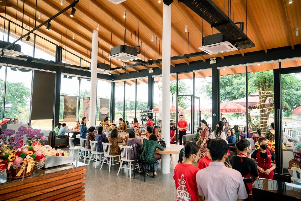Park Café បាត់ដំបងបានបើកដំណើរការជាផ្លូវការ ជាមួយអាហារនិងភេជ្ជះសុខភាពសម្បូរបែបជាប់មាត់ស្ទឹងសង្កែ