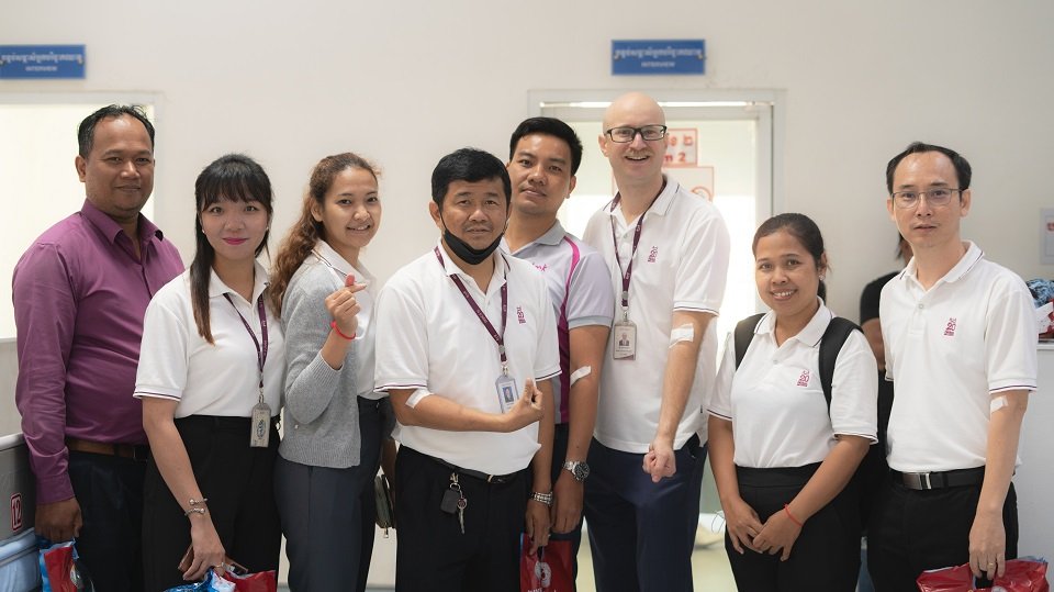 បុគ្គលិក អេ អឹម ខេ បានស្ម័គ្រចិត្តបរិច្ចាគឈាមដល់មជ្ឈមណ្ឌលជាតិផ្ដល់ឈាម