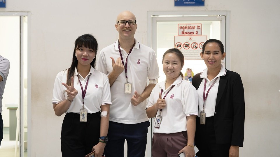 បុគ្គលិក អេ អឹម ខេ បានស្ម័គ្រចិត្តបរិច្ចាគឈាមដល់មជ្ឈមណ្ឌលជាតិផ្ដល់ឈាម