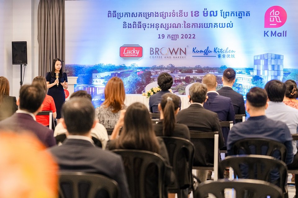 (អ្នកតំណាងរបស់ ប្រោនកាហ្វេ ដែលជាដៃគូសហការពាណិជ្ជកម្មផ្សារទំនើប ខេ ម៉ល)