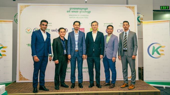 ពីឆ្វេងទៅស្ដាំ៖ លោក Shivam Tripathi (OBOR) - លោក សឹង ភន (អេស៊ីលីដា) - ឯកឧត្ដមបណ្ឌិត ឈៀង វណ្ណមុនិណ្ឌ (សហគ្រិនខ្មែរ) - លោក គា បូរ៉ាន់ (AMK) -  លោក ឌឿក តារាវុធ (វីង) - លោក ផុន វាសនា (SME Bank)