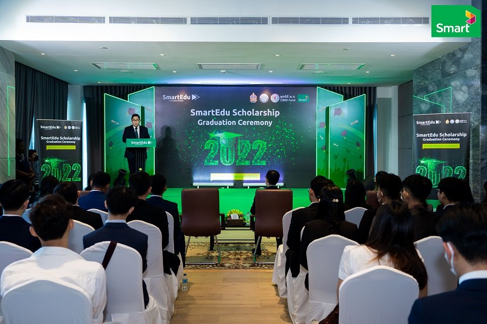 ក្រុមហ៊ុន Smart Axiata ប្រគល់វិញ្ញាណបនប័ត្រដល់និស្សិតបញ្ចប់ការសិក្សាក្នុងកម្មវិធីអាហារូបករណ៍ SmartEdu