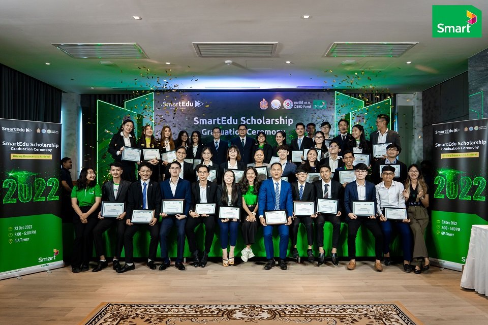 ក្រុមហ៊ុន Smart Axiata ប្រគល់វិញ្ញាណបនប័ត្រដល់និស្សិតបញ្ចប់ការសិក្សាក្នុងកម្មវិធីអាហារូបករណ៍ SmartEdu