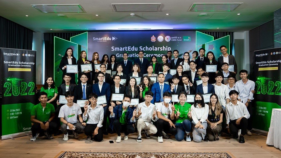 ក្រុមហ៊ុន Smart Axiata ប្រគល់វិញ្ញាណបនប័ត្រដល់និស្សិតបញ្ចប់ការសិក្សាក្នុងកម្មវិធីអាហារូបករណ៍ SmartEdu