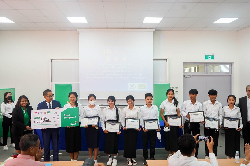 ក្រុមហ៊ុន Smart Axiata សហការជាមួយក្រសួងអប់រំ យុវជន និងកីឡា ក្នុងការបណ្តុះបណ្តាល ជំនាញអក្ខរកម្មឌីជីថលដល់សិស្សវិទ្យាល័យជាង ១០០០ នាក់