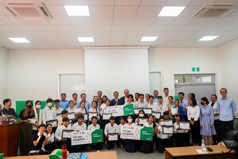 ក្រុមហ៊ុន Smart Axiata សហការជាមួយក្រសួងអប់រំ យុវជន និងកីឡា ក្នុងការបណ្តុះបណ្តាល ជំនាញអក្ខរកម្មឌីជីថលដល់សិស្សវិទ្យាល័យជាង ១០០០ នាក់