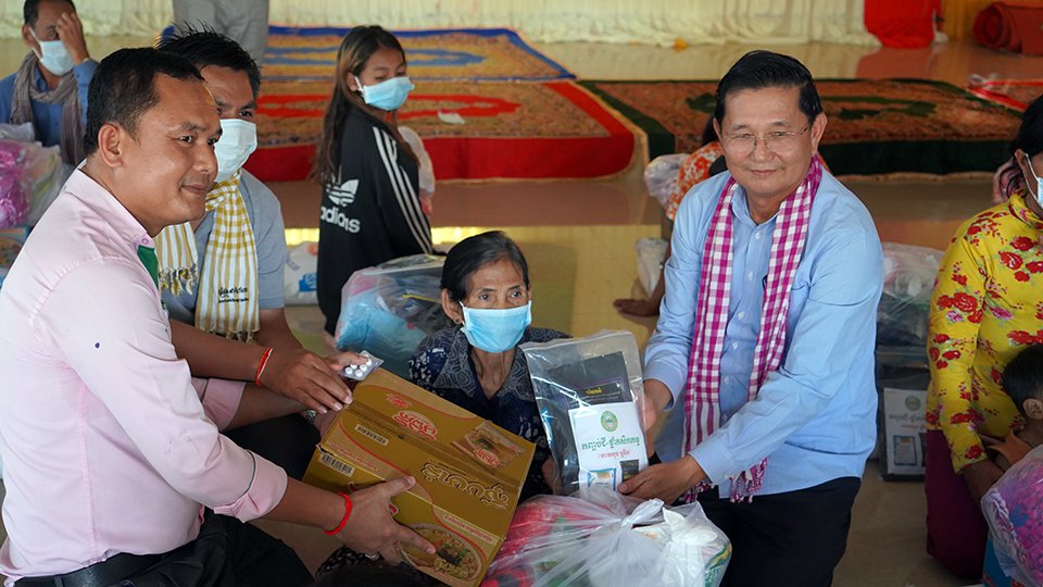 អង្គរហ្គ្រីន​ជួយ​បរិច្ចាគ​សម្ភារៈ​និង​គ្រឿង​ឧបភោគ​បរិភោគ​ដល់​ប្រជាពលរដ្ឋរងគ្រោះ​ដោយសារ​ទឹក​ជំនន់​ធ្ងន់ធ្ងរ