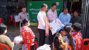អង្គរហ្គ្រីន​ជួយ​បរិច្ចាគ​សម្ភារៈ​និង​គ្រឿង​ឧបភោគ​បរិភោគ​ដល់​ប្រជាពលរដ្ឋរងគ្រោះ​ដោយសារ​ទឹក​ជំនន់​ធ្ងន់ធ្ងរ
