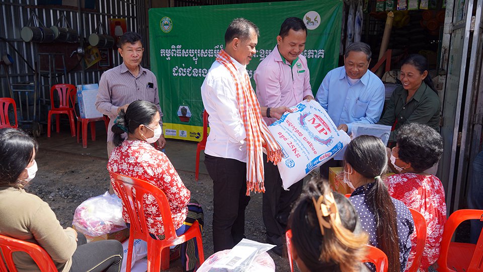 អង្គរហ្គ្រីន​ជួយ​បរិច្ចាគ​សម្ភារៈ​និង​គ្រឿង​ឧបភោគ​បរិភោគ​ដល់​ប្រជាពលរដ្ឋរងគ្រោះ​ដោយសារ​ទឹក​ជំនន់​ធ្ងន់ធ្ងរ