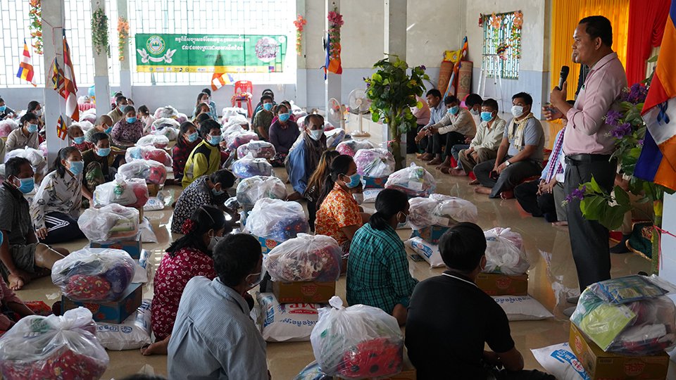 អង្គរហ្គ្រីន​ជួយ​បរិច្ចាគ​សម្ភារៈ​និង​គ្រឿង​ឧបភោគ​បរិភោគ​ដល់​ប្រជាពលរដ្ឋរងគ្រោះ​ដោយសារ​ទឹក​ជំនន់​ធ្ងន់ធ្ងរ