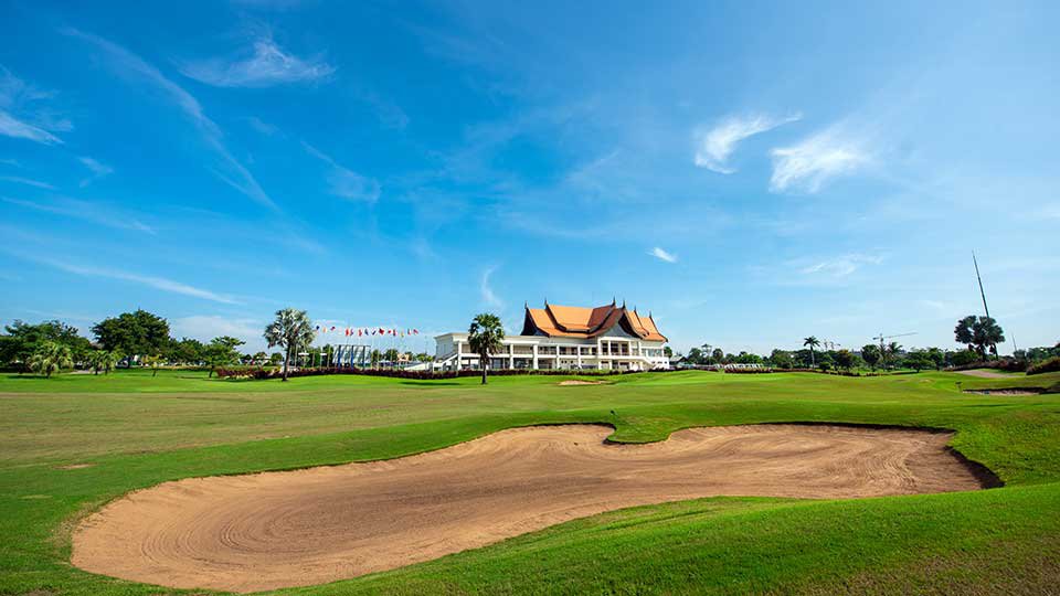 ពាណិជ្ជកម្មថ្មីរបស់ ជីប ម៉ុង គឺ ហ្គ្រេន រ៉ូយ៉ាល់ ហ្គហ្វ អែន រីហ្សត ដែលគ្រប់គ្រង​ទីលានវាយកូនហ្គោលចំនួន ២ ។