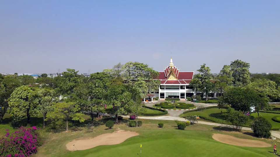 ពាណិជ្ជកម្មថ្មីរបស់ ជីប ម៉ុង គឺ ហ្គ្រេន រ៉ូយ៉ាល់ ហ្គហ្វ អែន រីហ្សត ដែលគ្រប់គ្រង​ទីលានវាយកូនហ្គោលចំនួន ២ ។