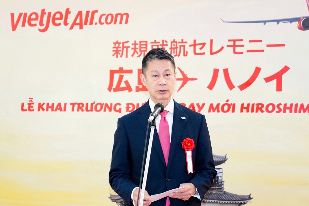 Governor_of_Hiroshima_Prefecture_Yuzaki_Hidehiko_congratulates_Vietjet (2)