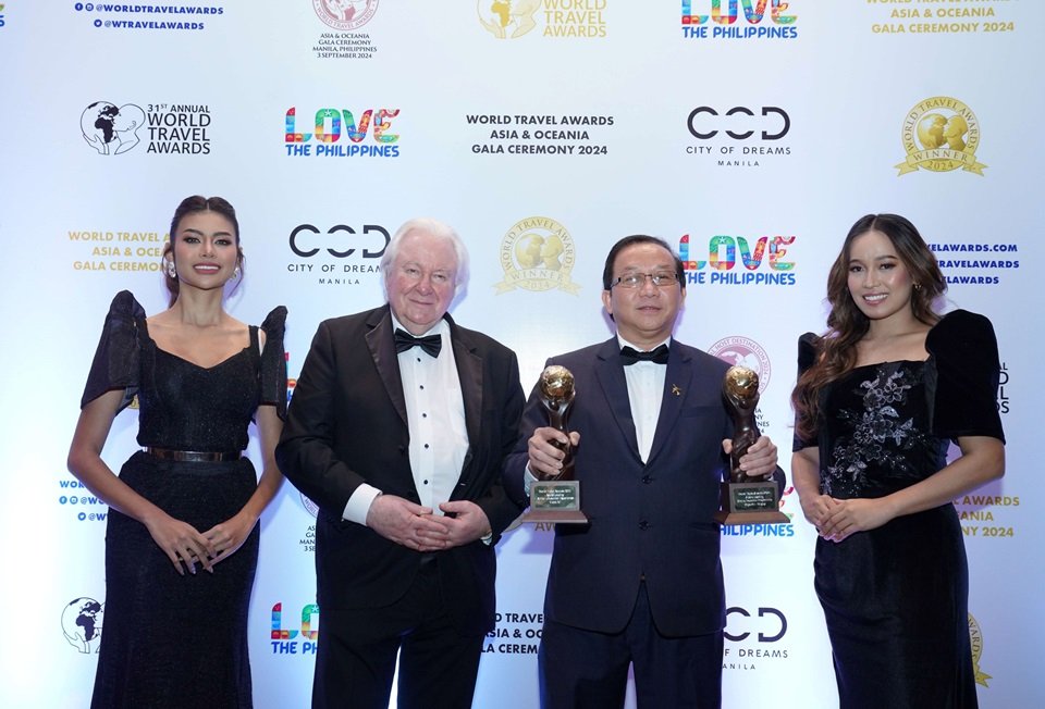 Graham_Cooke_2nd,_left,_Founder_of_World_Travel_Awards_presents