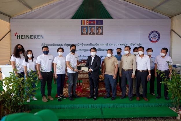 ក្រុមហ៊ុនហ៊ិននីគែន ខេមបូឌា បានផ្តល់ដើមឈើ និង  អំពូលសូឡា និងបង្គោលភ្លើងសម្រាប់បំភ្លឺផ្លូវសាធារណៈនៅក្នុងសហគមន៍មូលដ្ឋានក្នុងខេត្តកំពង់ចាម