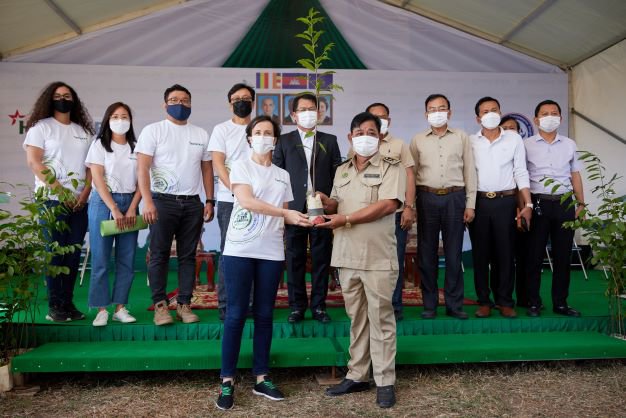 ក្រុមហ៊ុនហ៊ិននីគែន ខេមបូឌា បានផ្តល់ដើមឈើ និង  អំពូលសូឡា និងបង្គោលភ្លើងសម្រាប់បំភ្លឺផ្លូវសាធារណៈនៅក្នុងសហគមន៍មូលដ្ឋានក្នុងខេត្តកំពង់ចាម