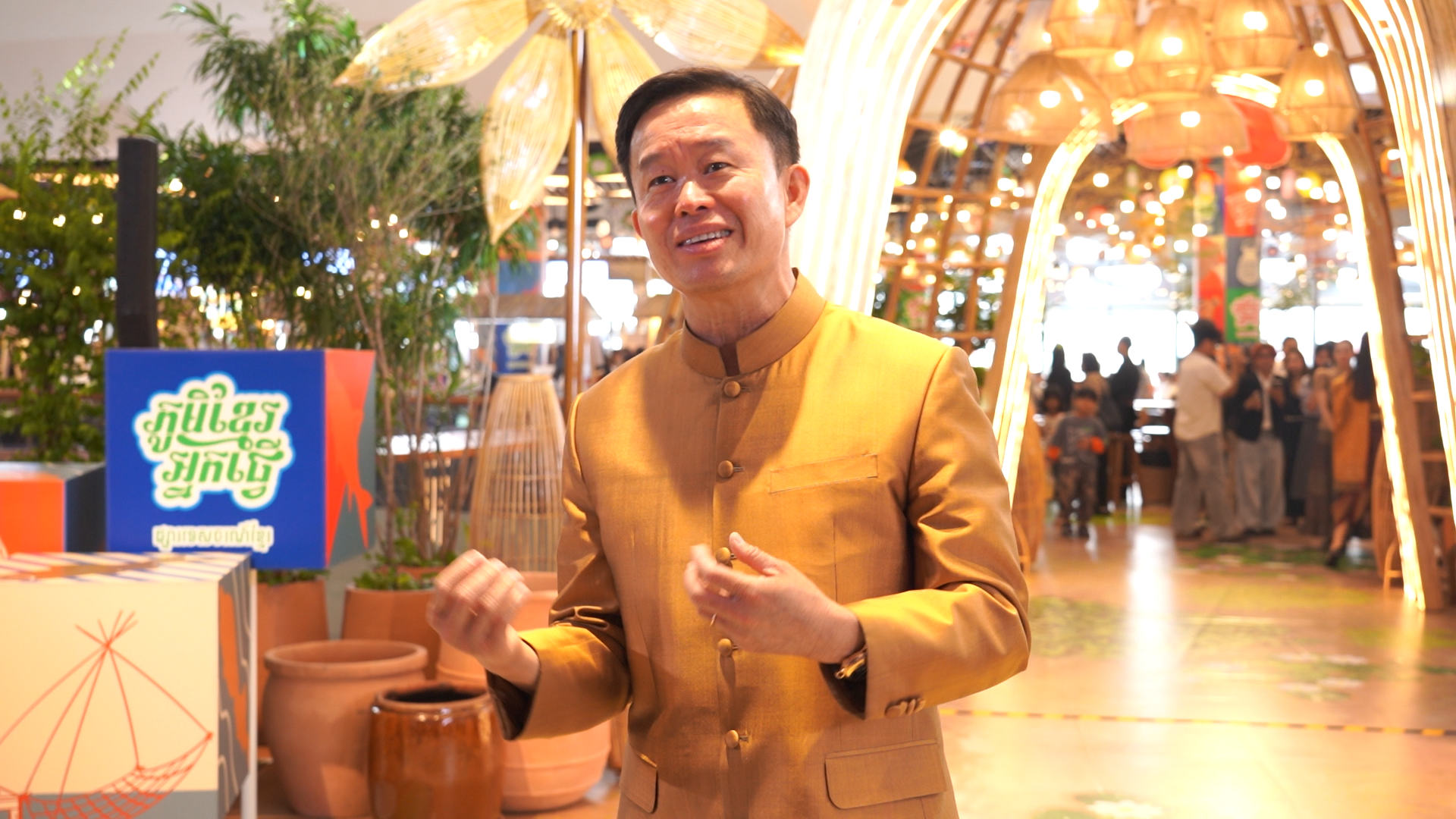 អ្នកឧកញ៉ា លាង ម៉េង សហស្ថាបនិក និងជាប្រធានអគ្គនាយកក្រុមហ៊ុនជីប ម៉ុង