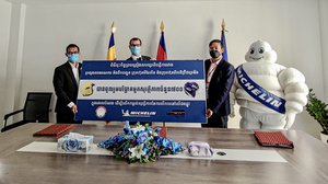 ពិធីចុះកិច្ចព្រមព្រៀងសហប្រតិបត្តិការរវាង  ក្រសួងសាធារណការ និងដឹកជញ្ជូន ក្រុមហ៊ុនមីឆែលីន និងក្រុមហ៊ុនវើលដ៏ប៊្រីដត្រេឌីង  និងពិធីទទួលមួកសុវត្ថិភាពចំនួន៧០០