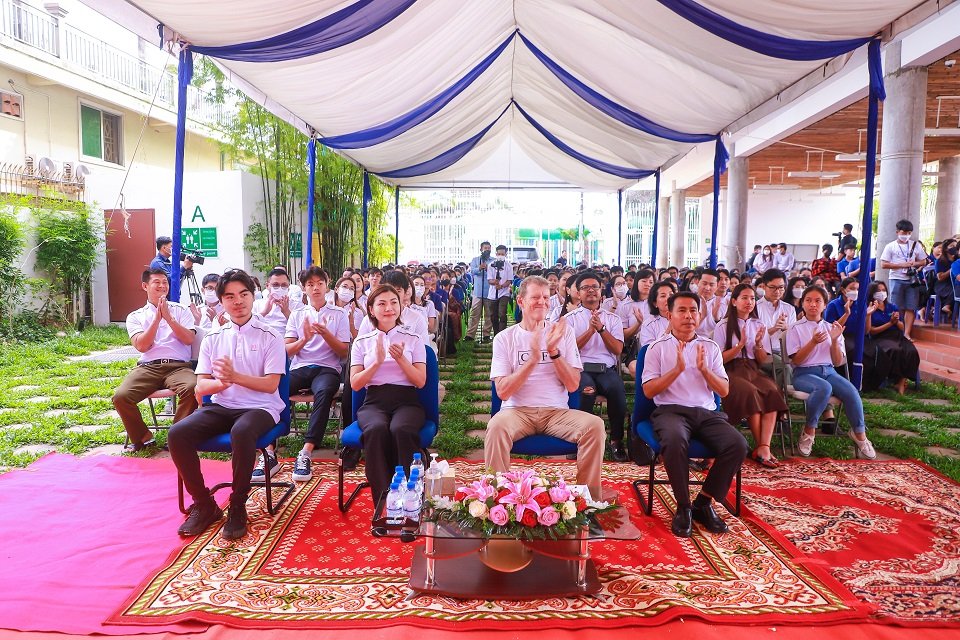 អង្គការមូលនិធិកុមារកម្ពុជា ថ្លែងអំណរគុណដល់ ប៉េង ហួត គ្រុប ដែលទទួលជំនួយអាហារូបករណ៍ដ៏ធំជាលើកទី១ ក្នុងប្រទេសកម្ពុជា