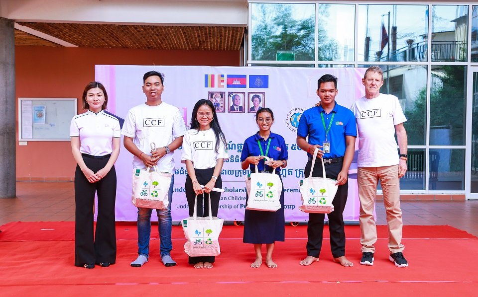 អង្គការមូលនិធិកុមារកម្ពុជា ថ្លែងអំណរគុណដល់ ប៉េង ហួត គ្រុប ដែលទទួលជំនួយអាហារូបករណ៍ដ៏ធំជាលើកទី១ ក្នុងប្រទេសកម្ពុជា