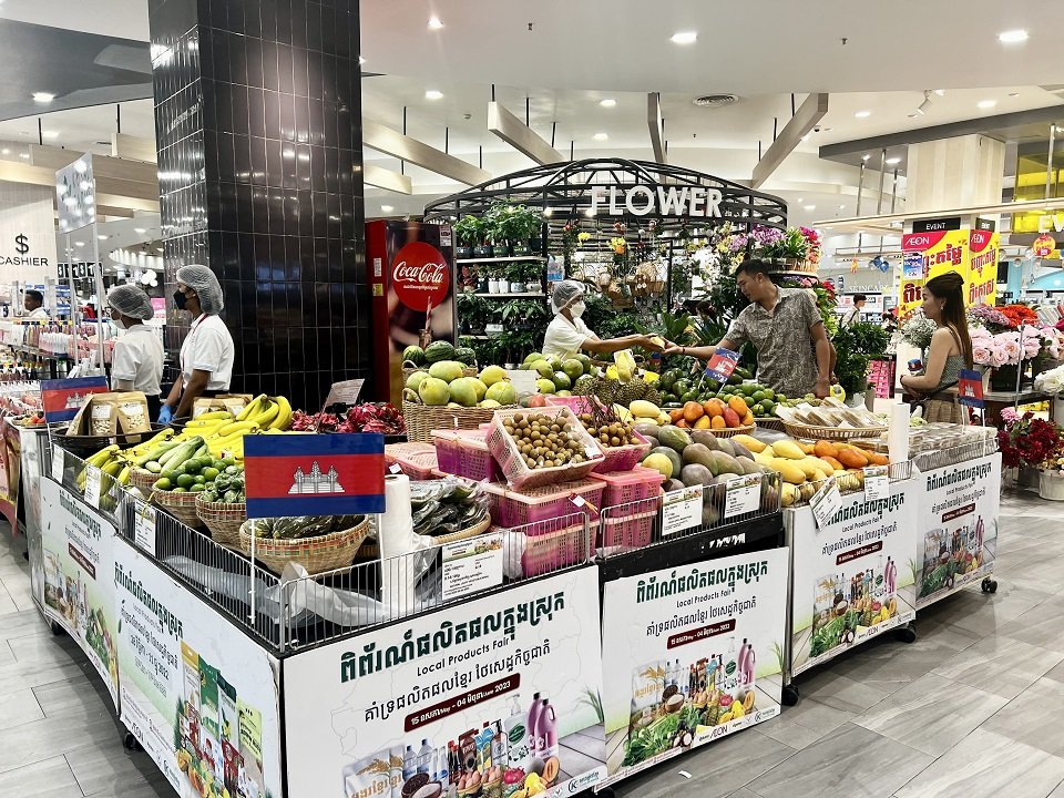 លើកស្ទួយផលិតផលខ្មែរ ផ្សារទំនើបអ៊ីអន ចាប់ដៃជាមួយក្រសួង សេដ្ឋកិច្ច និងហិរញ្ញវត្ថុ ដាក់បង្ហាញផលិតផលនៅក្នុងស្រុករាប់រយមុខ