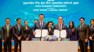កិច្ចសហការជាប្រវត្តិសាស្ត្រ! ក្រុមហ៊ុនយក្សទាំង២ប្រចាំស្រុកខ្មែរ ជីប ម៉ុង និង រ៉ូយ៉ាល់ គុ្រប ធ្វើពិធីចុះហត្ថលេខាលើកិច្ចព្រមព្រៀងភាពជាដៃគូ សំដៅជំរុញកំណើនសេដ្ឋកិច្ចជាតិ