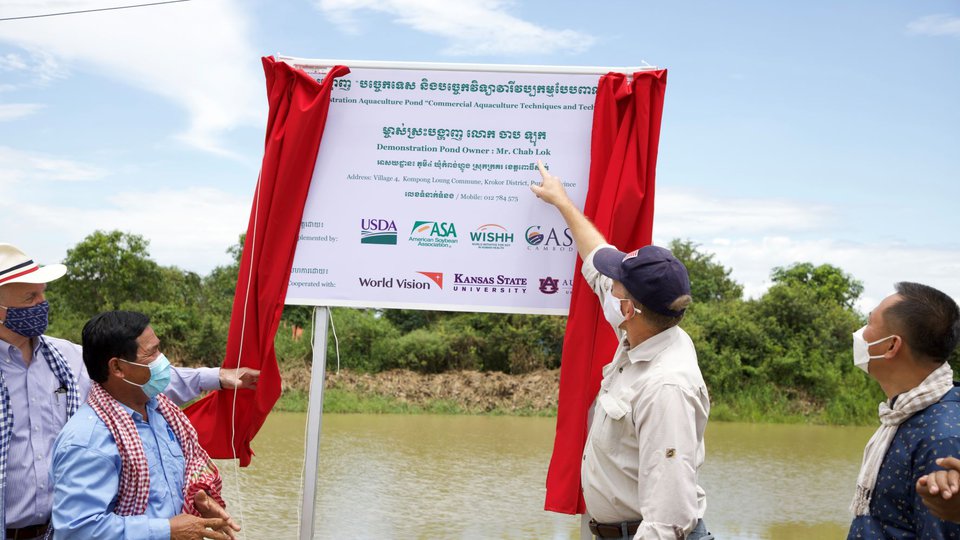ឯកអគ្គរដ្ឋទូតសហរដ្ឋអាមេរិកប្រចាំកម្ពុជា លោក W. Patrick Murphy  និងសហការី ទៅទស្សនកិច្ចស្រះចិញ្ចឹមត្រីមួយកន្លែងនៅខេត្តពោធិ៍សាត់