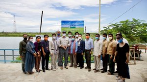 ឯកអគ្គរដ្ឋទូតសហរដ្ឋអាមេរិកប្រចាំកម្ពុជា លោក W. Patrick Murphy  និងសហការី ទៅទស្សនកិច្ចស្រះចិញ្ចឹមត្រីមួយកន្លែងនៅខេត្តពោធិ៍សាត់
