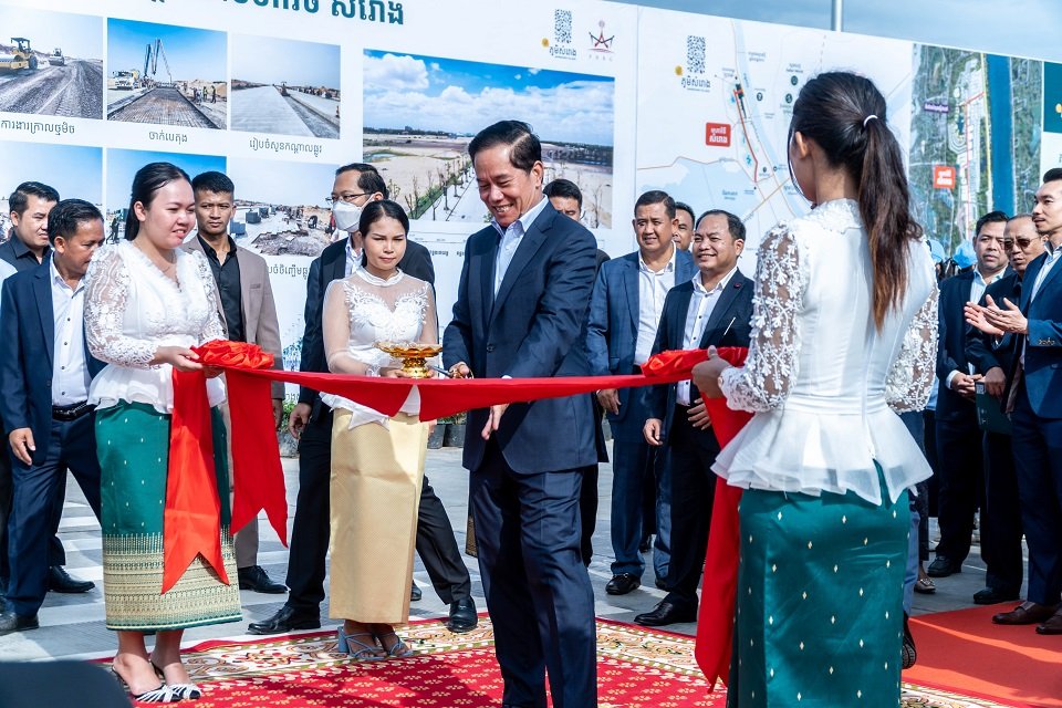 អបអរសាទរពិធីបើកសម្ពោធជាផ្លូវការ មហាវិថីសំរោង ភ្ជាប់ផ្លូវជាតិលេខ5 ទៅផ្លូវក្រវាត់ក្រុងទី3