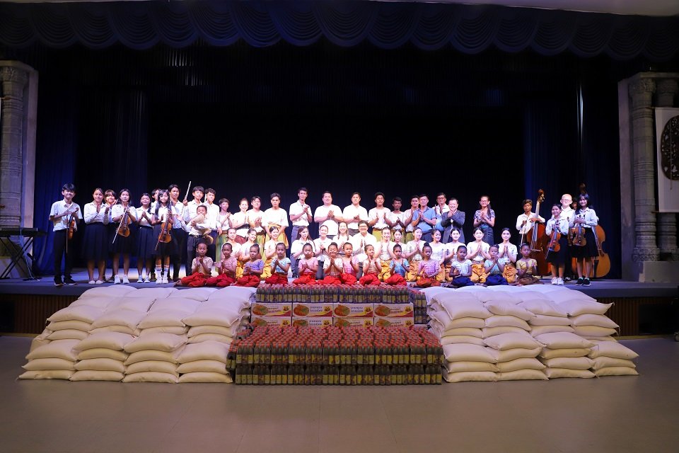 ក្រុមហ៊ុន ប៉េង ហួត គ្រុប ឧបត្ថម្ភគ្រឿងឧបភោគបរិភោគ និងថវិកាមួយចំនួន ដល់សាលាមធ្យមវិចិត្រសិល្បៈ