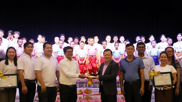 ក្រុមហ៊ុន ប៉េង ហួត គ្រុប ឧបត្ថម្ភគ្រឿងឧបភោគបរិភោគ និងថវិកាមួយចំនួន ដល់សាលាមធ្យមវិចិត្រសិល្បៈ