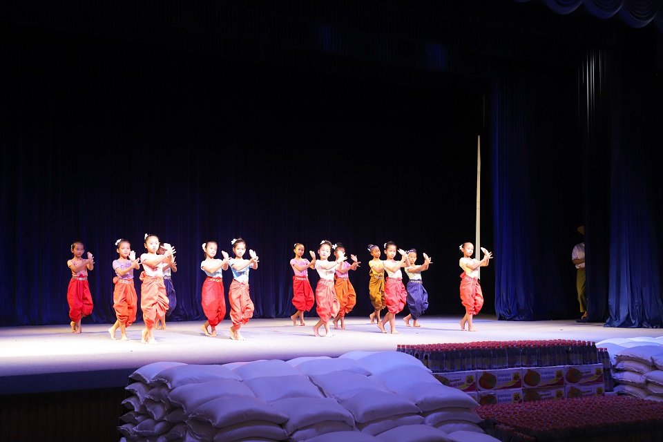 ក្រុមហ៊ុន ប៉េង ហួត គ្រុប ឧបត្ថម្ភគ្រឿងឧបភោគបរិភោគ និងថវិកាមួយចំនួន ដល់សាលាមធ្យមវិចិត្រសិល្បៈ