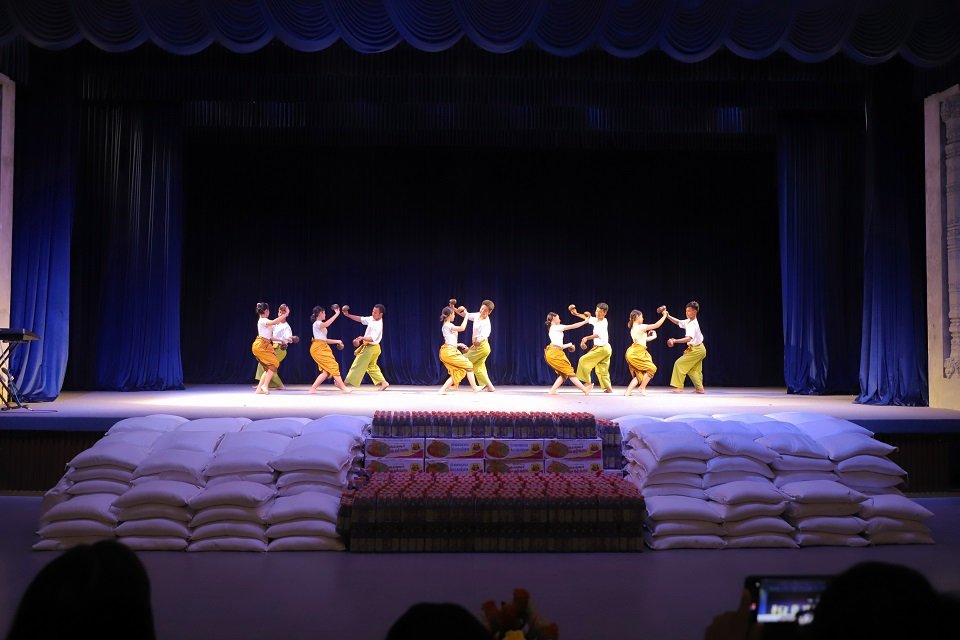 ក្រុមហ៊ុន ប៉េង ហួត គ្រុប ឧបត្ថម្ភគ្រឿងឧបភោគបរិភោគ និងថវិកាមួយចំនួន ដល់សាលាមធ្យមវិចិត្រសិល្បៈ