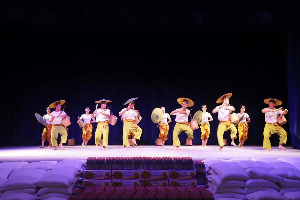 ក្រុមហ៊ុន ប៉េង ហួត គ្រុប ឧបត្ថម្ភគ្រឿងឧបភោគបរិភោគ និងថវិកាមួយចំនួន ដល់សាលាមធ្យមវិចិត្រសិល្បៈ