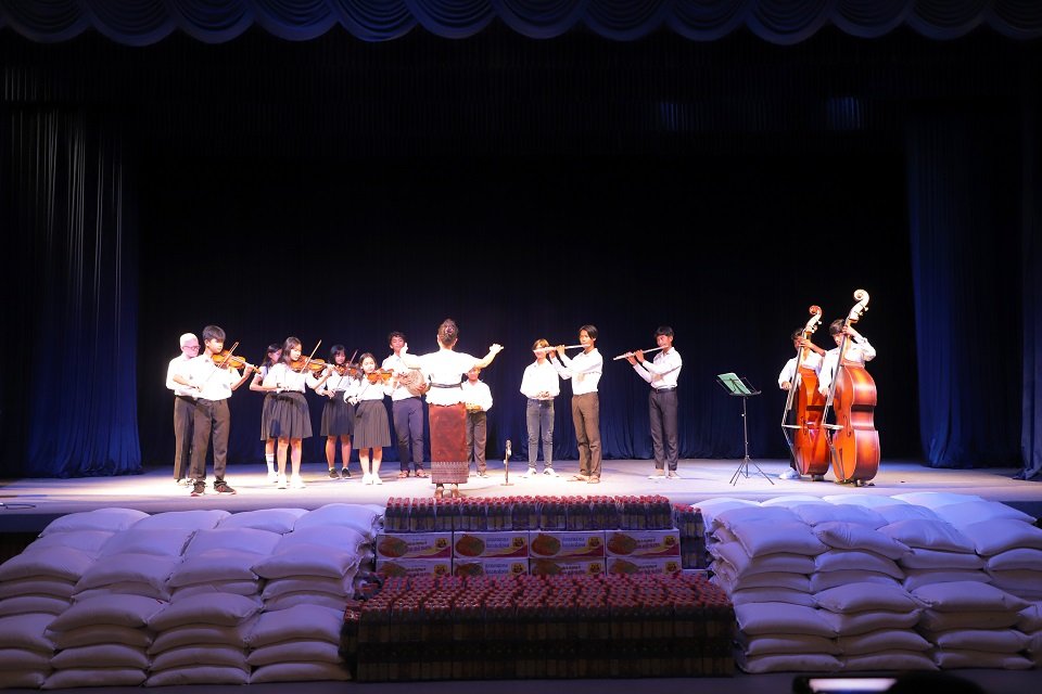 ក្រុមហ៊ុន ប៉េង ហួត គ្រុប ឧបត្ថម្ភគ្រឿងឧបភោគបរិភោគ និងថវិកាមួយចំនួន ដល់សាលាមធ្យមវិចិត្រសិល្បៈ