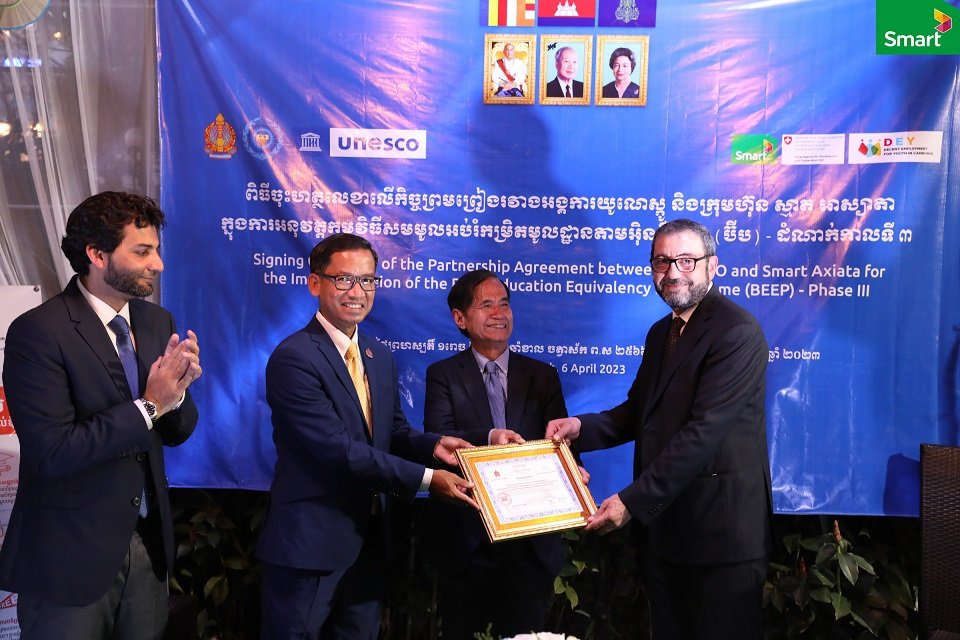 ក្រុមហ៊ុន Smart Axiata និង UNESCO បន្តភាពជាដៃគូយុទ្ធសាស្ត្រ ដើម្បីបន្តគាំទ្រកម្មវិធីអប់រំសម្រាប់យុវជនក្រៅសាលាទូទាំងប្រទេស