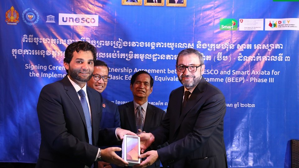 ក្រុមហ៊ុន Smart Axiata និង UNESCO បន្តភាពជាដៃគូយុទ្ធសាស្ត្រ ដើម្បីបន្តគាំទ្រកម្មវិធីអប់រំសម្រាប់យុវជនក្រៅសាលាទូទាំងប្រទេស