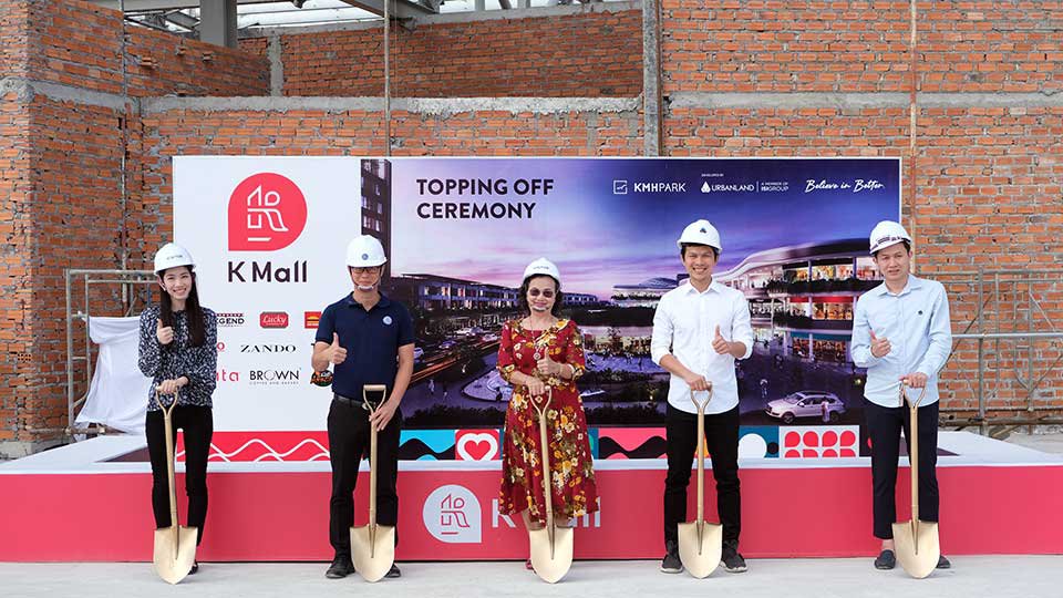 ពីឆ្វេង៖ លោកស្រី ឌៀប លីដា (នាយកផ្នែកហិរញ្ញវត្ថុនៃ Urbanland)  លោក កាំង ឡេង (ប្រធានក្រុមហ៊ុន ISI GROUP) លោកជំទាវ ឃុន ហៀង (សហស្ថាបនិកក្រុមហ៊ុន ISI STEEL) លោក កាំង ហុក (នាយក Urbanland) និងលោក កាំង សំណាង (ប្រធានក្រុមប្រឹក្សាភិបាលនៃ ISI GROUP)